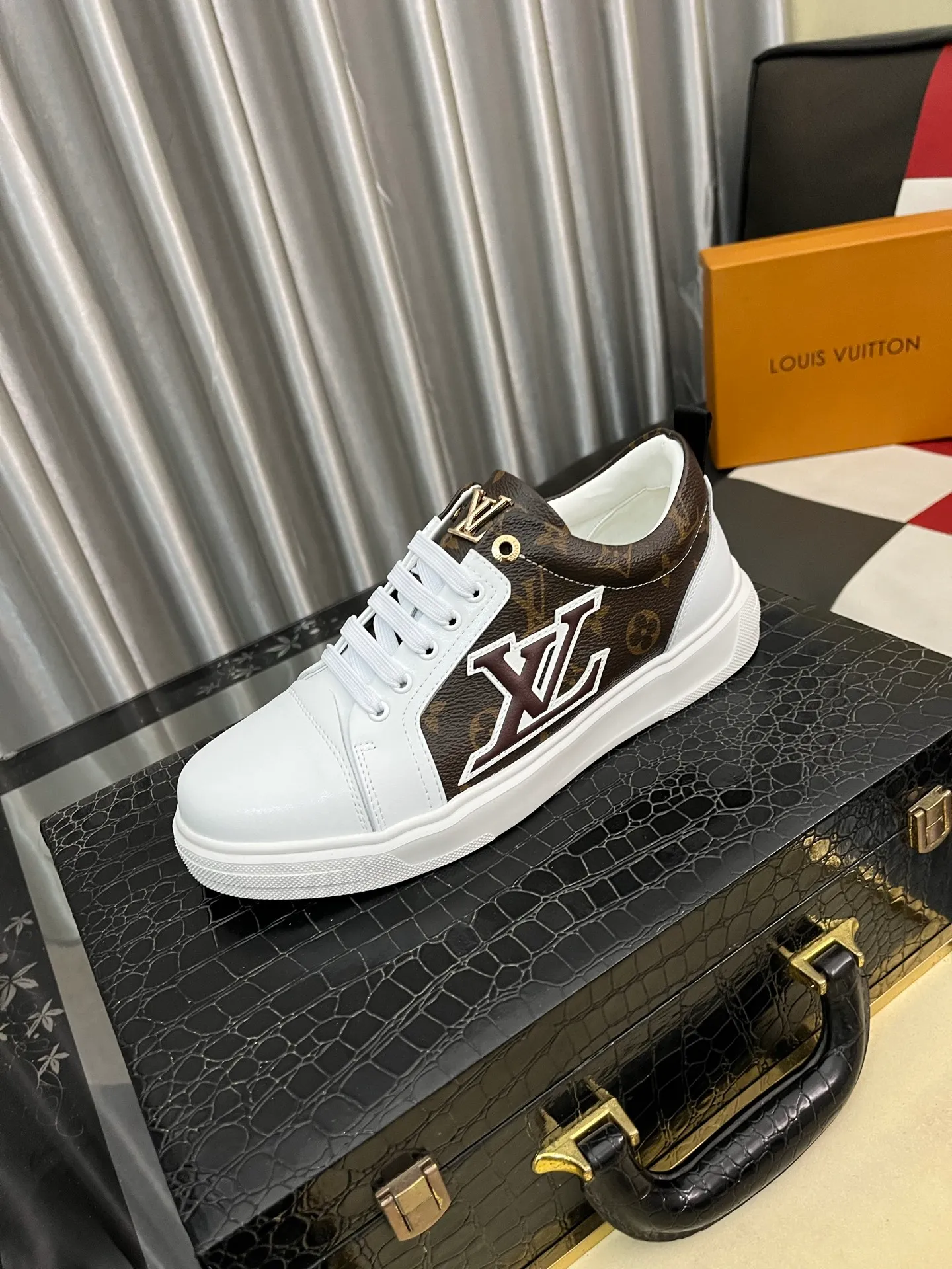 Men's shoes 💰400⌚️⌚️【LOUIS VUITTON】Same style as Louis Vuitton* official website 🚹Men's high-top casual shoes❤️Same style as popular celebrities and big names ~ Best-selling at home and abroad Lv focuses on the checkerboard series...Imported first-layer cowhide with special fabrics➕Full sheep leather lining➕Brand-specific hollow outsole💎Number: 38-443️⃣Colors available